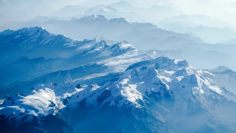 Glaciares azules y montañas.