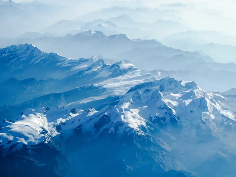 Glaciares azules y montañas.